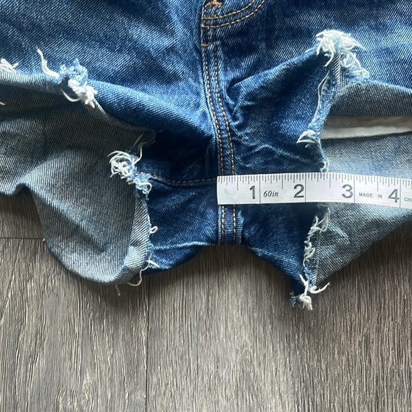 Abercrombie & Fitch High Rise Mom Short ✧ Size 27/4 - Picture 4 of 4